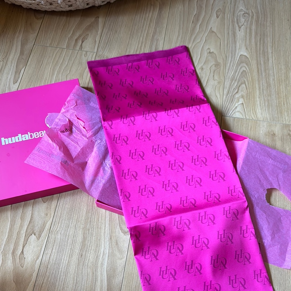 HUDA BEAUTY Fuchsia Logo Scarf